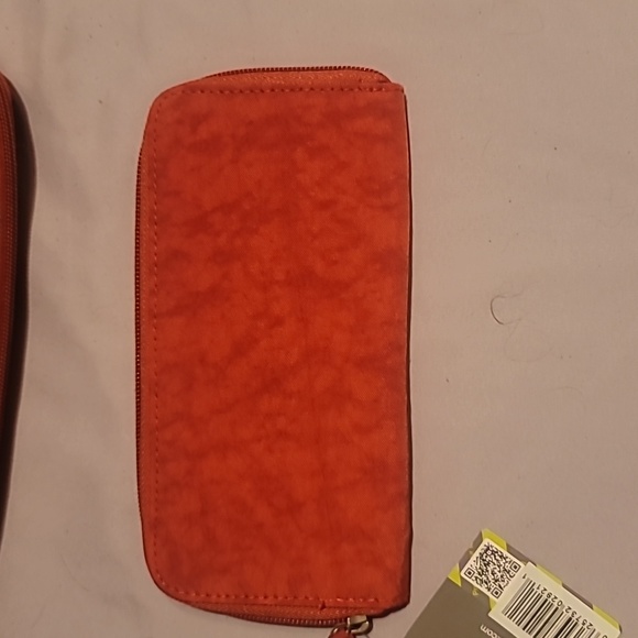 Red Travelon Wallet. NEW - Picture 3 of 4